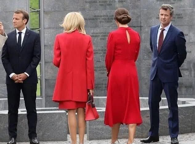  「不服」67岁布丽吉特不服老，一身中国红比美丹麦王妃，这发型月花4万？