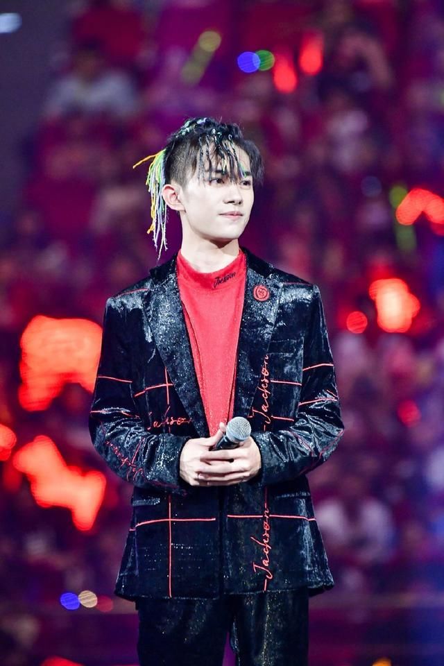 18岁易烊千玺肌肉线条太撩人！彩辫+葱须刘海真是个性过了头！