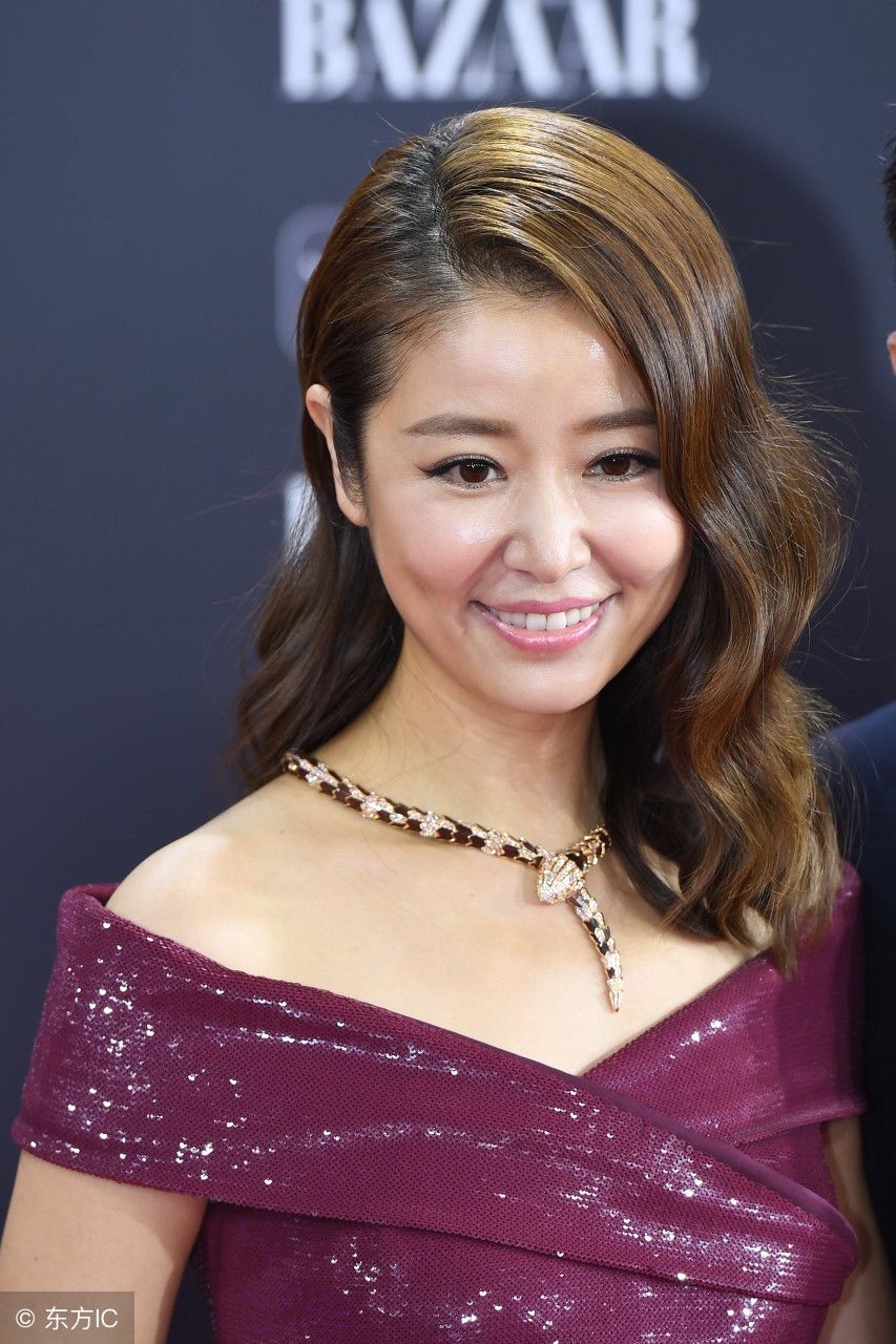 女神现身活动，裙子中间怎么有条缝这么长