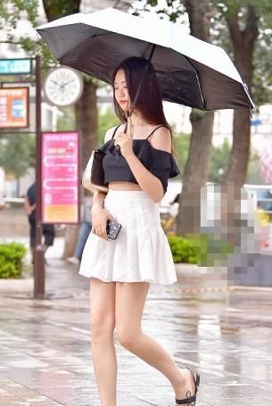  『减龄』路人街拍，小姐姐下身搭的白色百褶高腰裙，看起来减龄