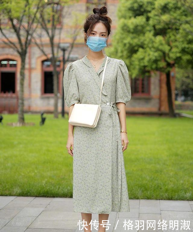 花哨■纯色裙要让位了!今春流行“花哨裙”,唯美浪漫,街头女孩都在穿