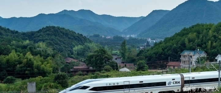 为何火车可以连夜开，高铁却深夜停运？乘务员道出真相