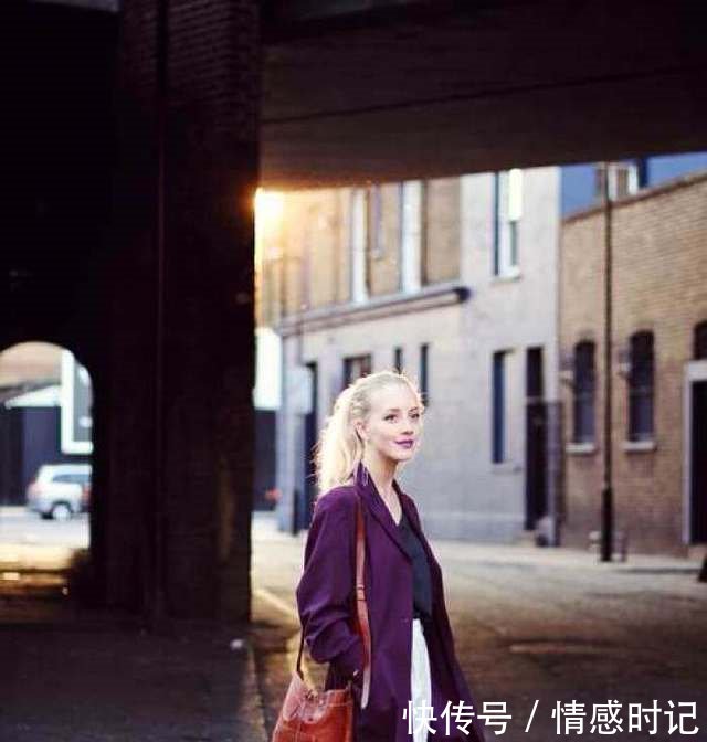 钟丽缇可真敢穿，紫色大衣吸睛十足，网友扮嫩就服你！