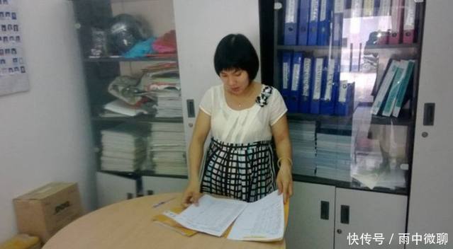 越南美女上班族素颜工作，看完想娶回家，下班后却差点认不出！