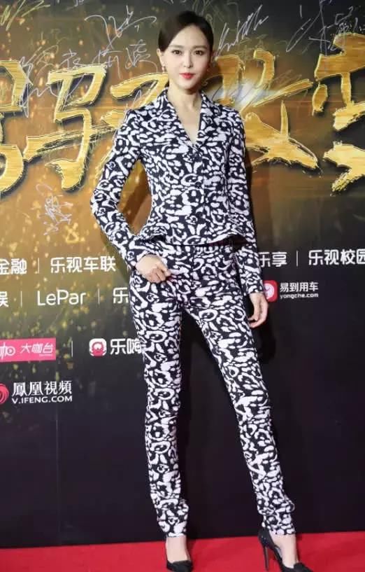 唐嫣头顶皇冠变身公主，可是脚下的鞋子亮了，公主怎么这么穷!