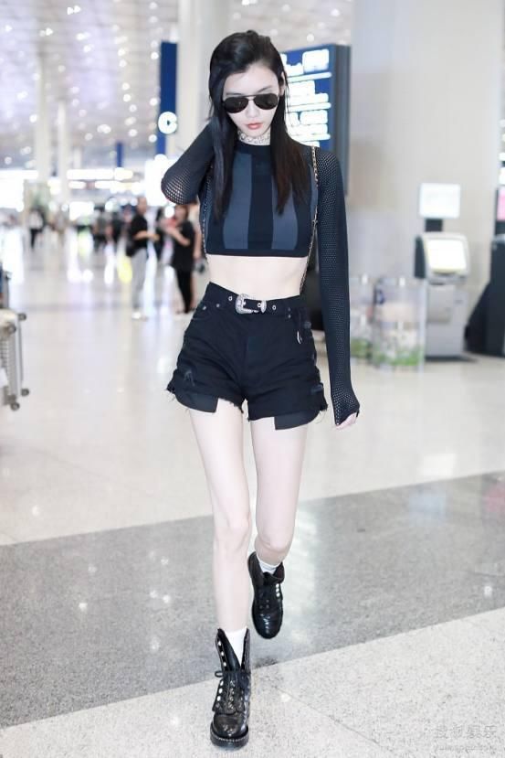 奚梦瑶和宋茜同玩内衣外穿，网友:没有对比就没有伤害