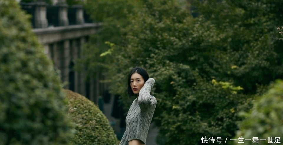  「现役」刘雯不愧现役“国模第一”，卫衣叠穿加阔腿裤，也能穿出强大气场