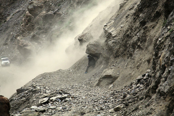 自驾霸道穿越丙察察闯西藏，悬崖边上走一遭，遭遇塌方，泥地陷车