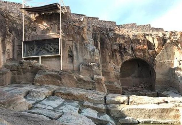 伊朗古老的城镇！两条中国巨龙，守护着一座中世纪的洞穴