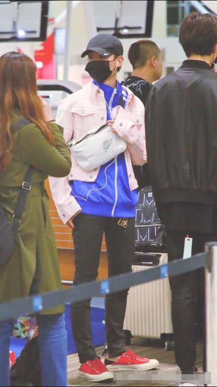 黄明昊、蔡徐坤同穿蓝色运动服,两人相差4岁,而气场却平分秋色