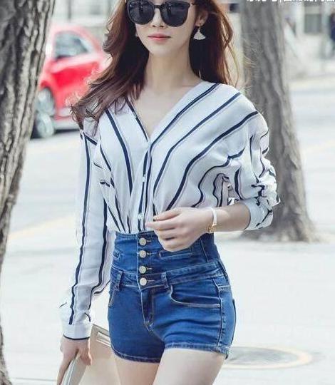 小姐姐的这条紧身牛仔裤，彰显女性美好曲线！