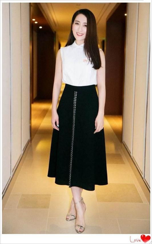 马苏为捞金真是拼，脚踩30cm恨天高走T台，敬业女人的榜样啊！