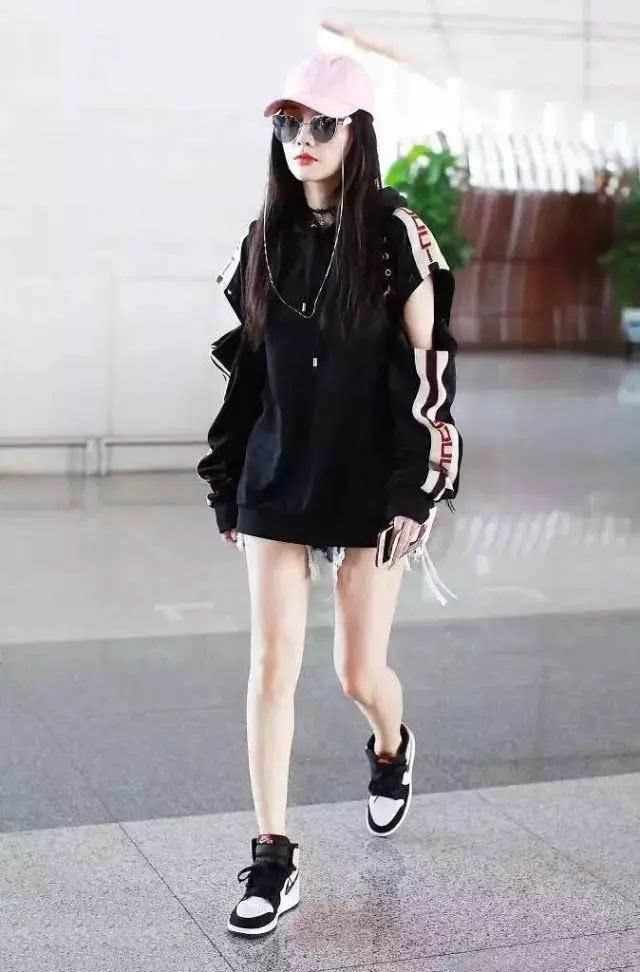 李小璐豁出去了，短裤再往上0.9cm就全露了，网友:真敢穿