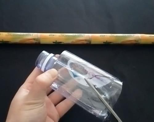  [阳台]扫把套上一个塑料瓶，放在阳台上实用又方便，家家户户都喜欢