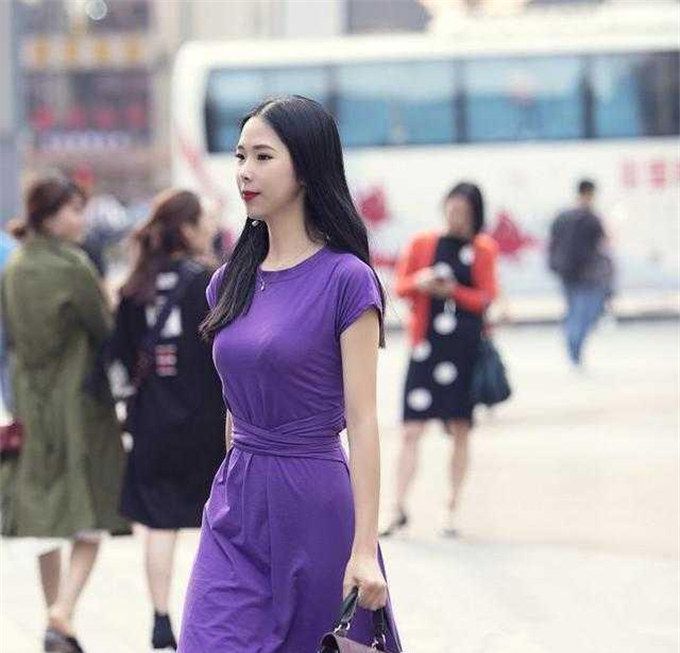 时尚街拍， 包臀的面料上身塑型显瘦 ，显得超有潮流水准