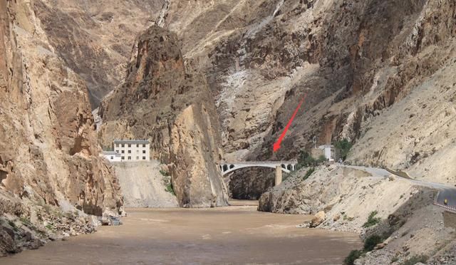 自驾川藏线，这里周围一公里都禁止拍照，为什么？