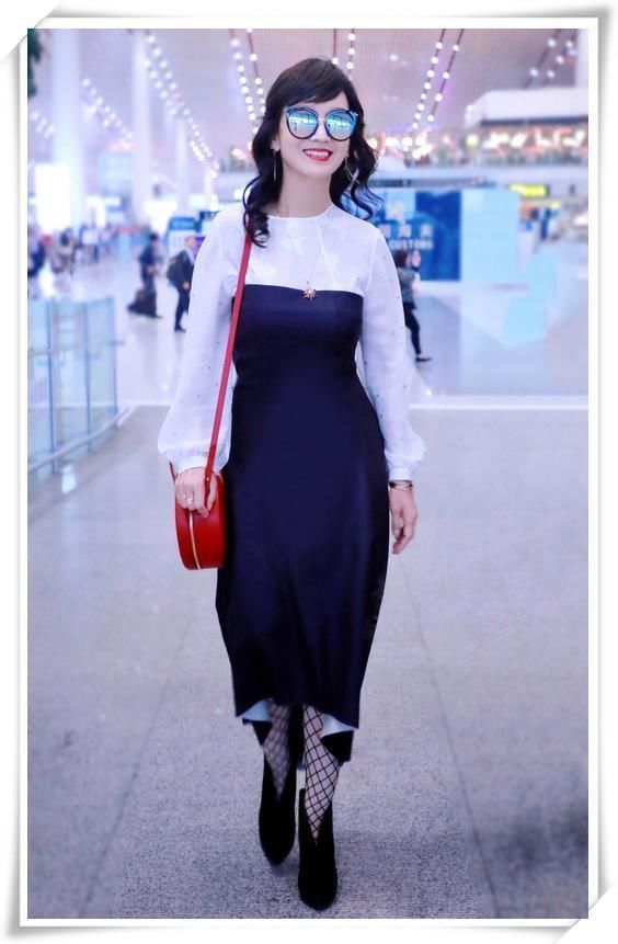 赵雅芝终于不扮嫩,蕾丝上衣老态尽显,网友:这才是63岁该有的样