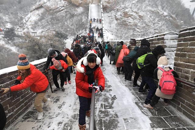 八达岭降雪 长城变“雪滑梯”