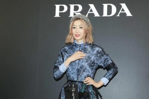  蕾丝：郑秀文真会穿，“蓝衬衫”配蕾丝连衣裙穿出高级感，时髦又减龄