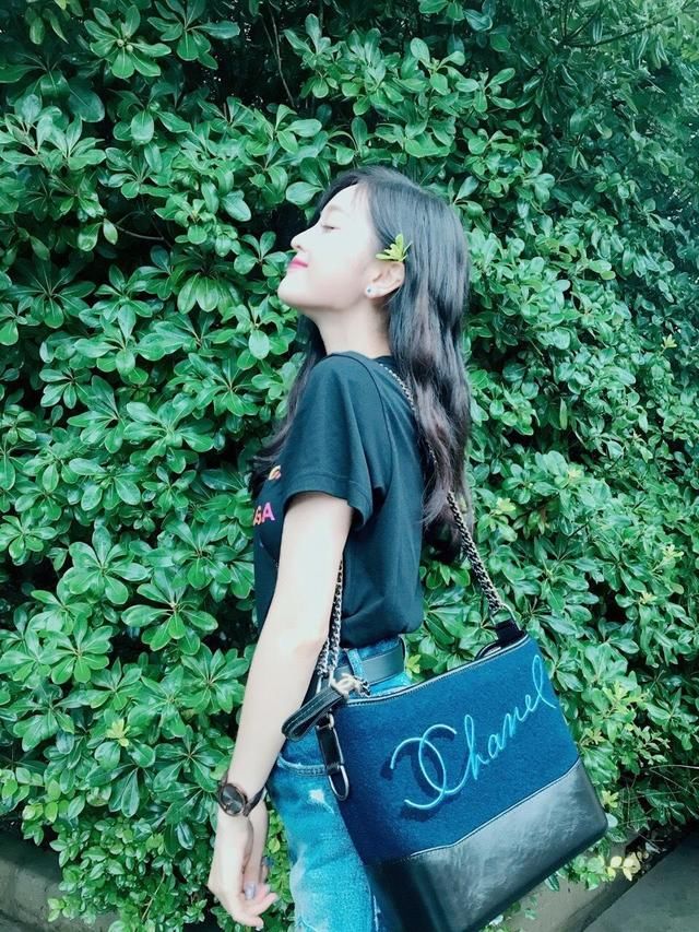 吴宣仪的短裤也太短了，转身瞬间露出安全裤，网友：这就尴尬了！