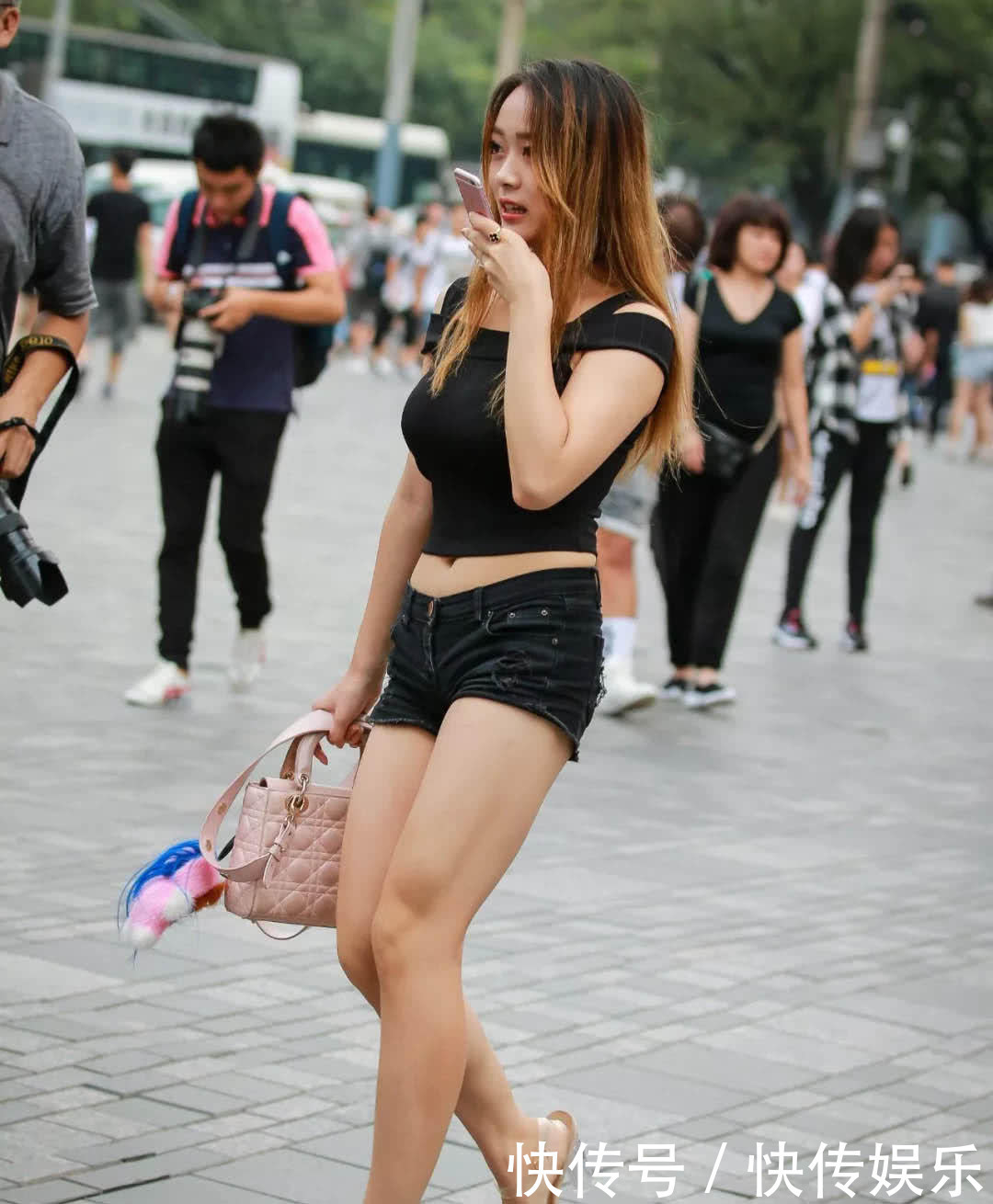 身材饱满圆润的小姐姐，一袭黑色吊带尽显傲人身材，小蛮腰大白腿