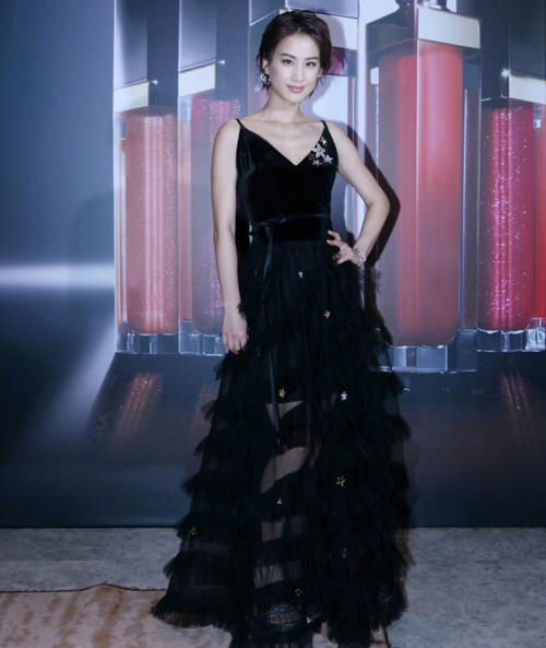 一款小黑裙就有三大女星穿，娄艺潇最像小仙女，吴昕美过黄圣依！