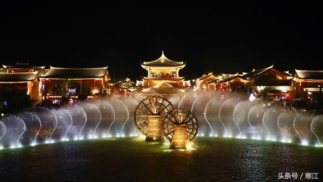 丽江古城80元维护费收了这么多年，但束河旁的梦幻水秀却坚决免费