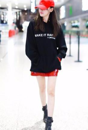 张天爱又秀腿,穿皮裙现身机场,这双腿不知道是多少女孩心中的梦