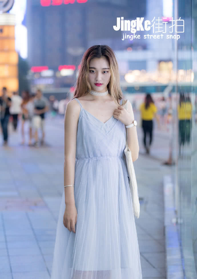 街拍：第二个小姐姐的近身照，好美啊！