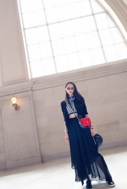 韩雪游客照，腿长1米8快戳穿屏幕，有谁注意到她手里的东西？真接