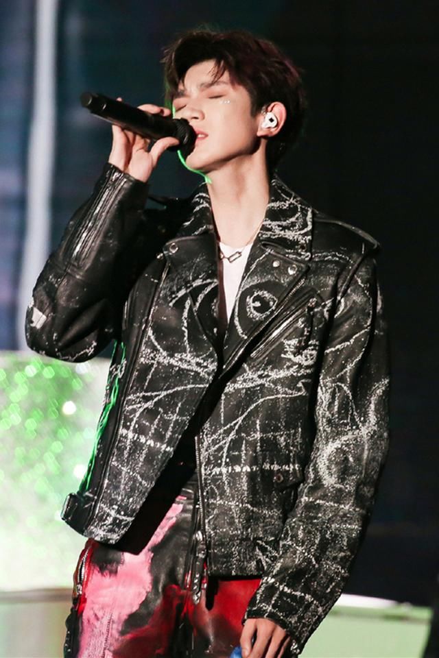 TFBOYS齐聚舞台，王俊凯潇洒，王源气质迸发，易烊千玺冷冽高级