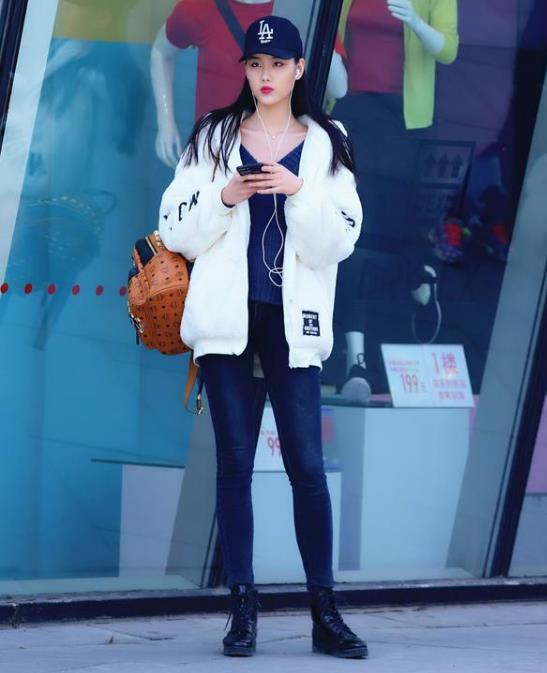 # 美女#一条橘色的一字肩连衣裙，时尚魅力气质，街拍：秋水伊人的美女
