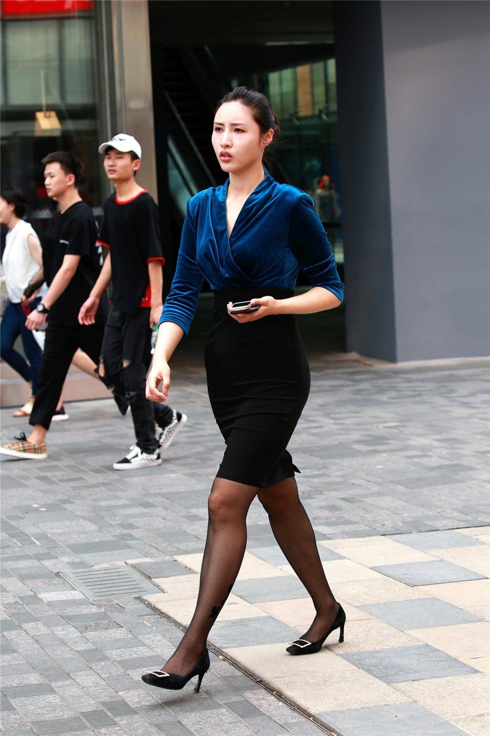 街拍:黑丝高跟短裙小蛮腰，忍不住多看几眼