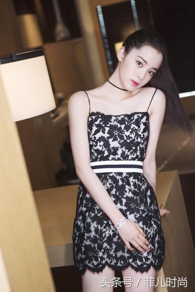 欧阳娜娜裙子穿的太短，难怪要用手挡着，网友：年纪小小就这么浪