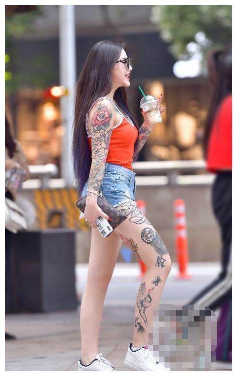 街拍:图五穿“春丽装”，露大腿，露“纹身”，真是惹不起!