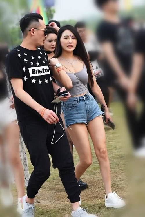 什么样的裙装才能凸显傲人身材?小姐姐来告诉你!