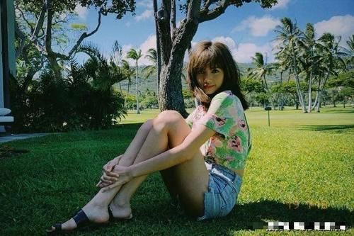  『十足』Lisa化身海岛少女＂红绿扎染上衣+牛仔热裤＂风情十足！