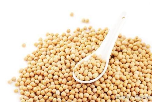 52岁大妈皮肤像20岁,睡前含维生素C丰富的食物,皮肤水嫩