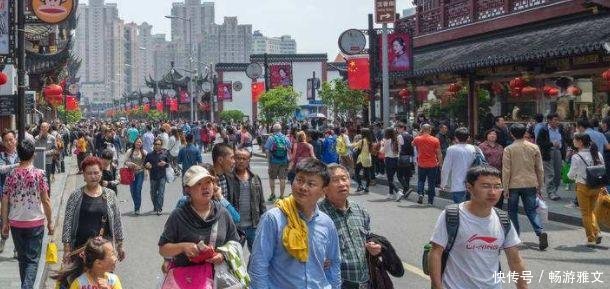 印度女人到中国旅游, 走在街上就纳闷 中国人是穷光蛋吗