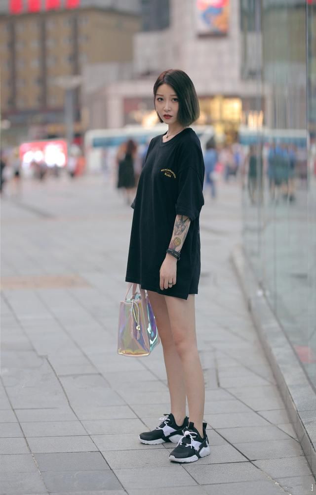 路人街拍，穿爱黑色的小姐姐，气质优雅皮肤白皙，令人赏心悦目