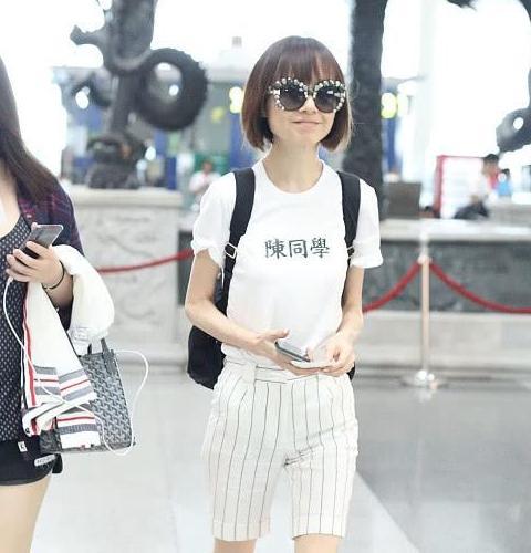 陈鲁豫机场穿短裤秀筷子腿，可白T恤上的汉字亮了！