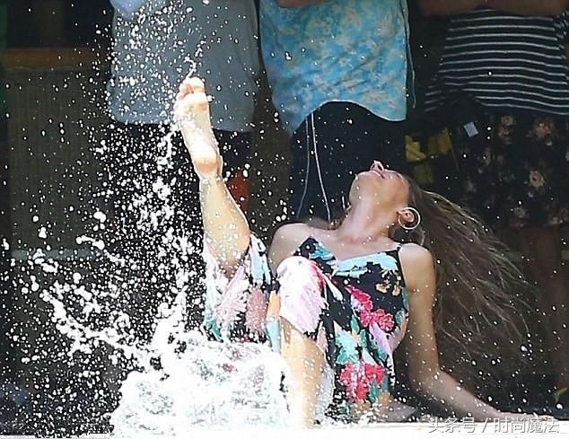 吉赛尔邦辰在38岁生日前在哥斯达黎加拍摄的照片中湿透了