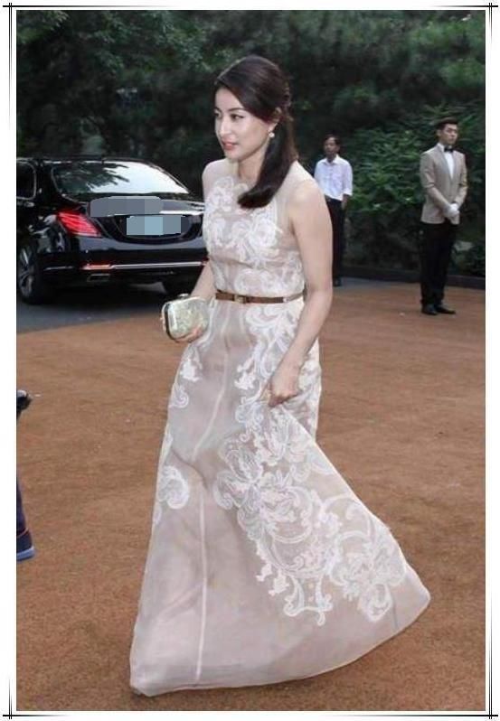 路人镜头下的郭晶晶，穿着朴素似路人，网友:这才是真正的豪门!