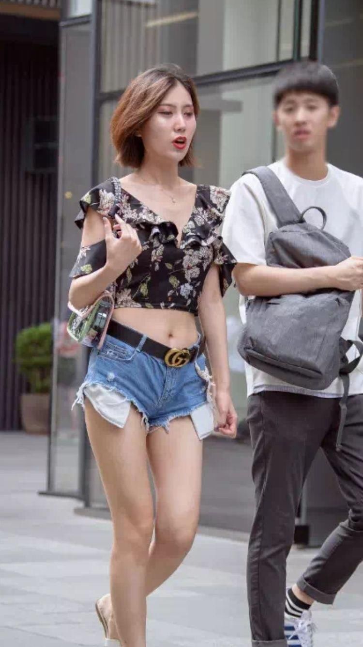 街拍：姐姐的身材真的美妙得不得了，穿得也辣得很！