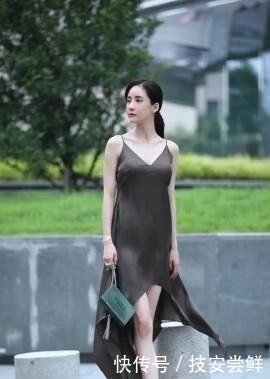让小姐姐:修身背心搭配牛仔裤,时尚又奢华,彰显女人的独特魅力!