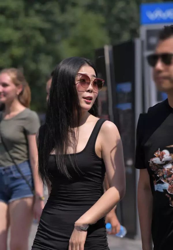 美女与男友出门,身穿黑色包臀连衣裙,曲线身材很漂亮!