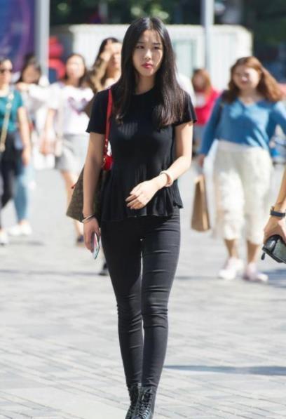  [热裤]街拍：小美女身穿黑色的上衣，搭配一条热裤，优雅休闲