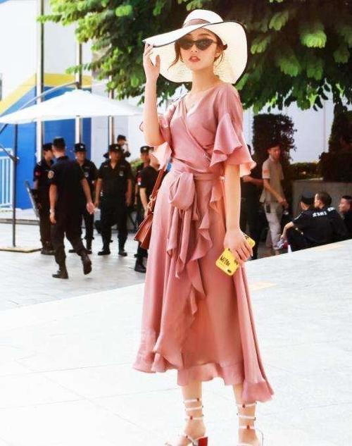 街拍：穿着时尚飘逸长裙的美女们，个个身材高挑又苗条，靓丽动人