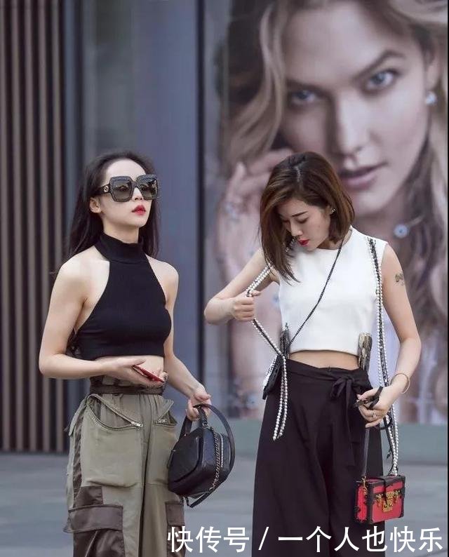 街拍纯净甜美时髦的小姐姐，身材凹凸有致穿着性感撩人！