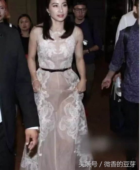 郭晶晶穿礼服出席活动，好身材一览无遗，网友:终于穿出了阔太气